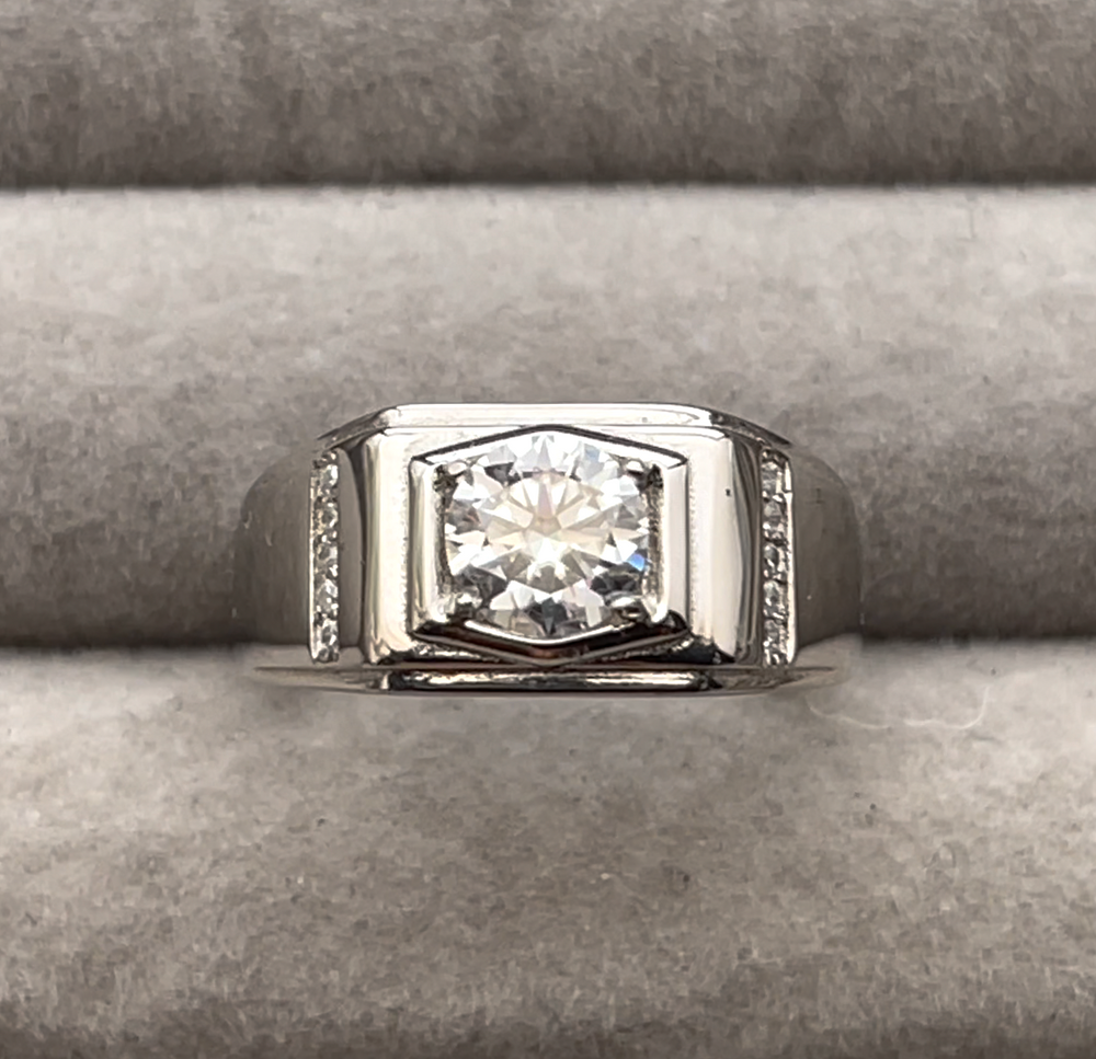 
            
                Load image into Gallery viewer, Moissanite Diamond Ring
            
        