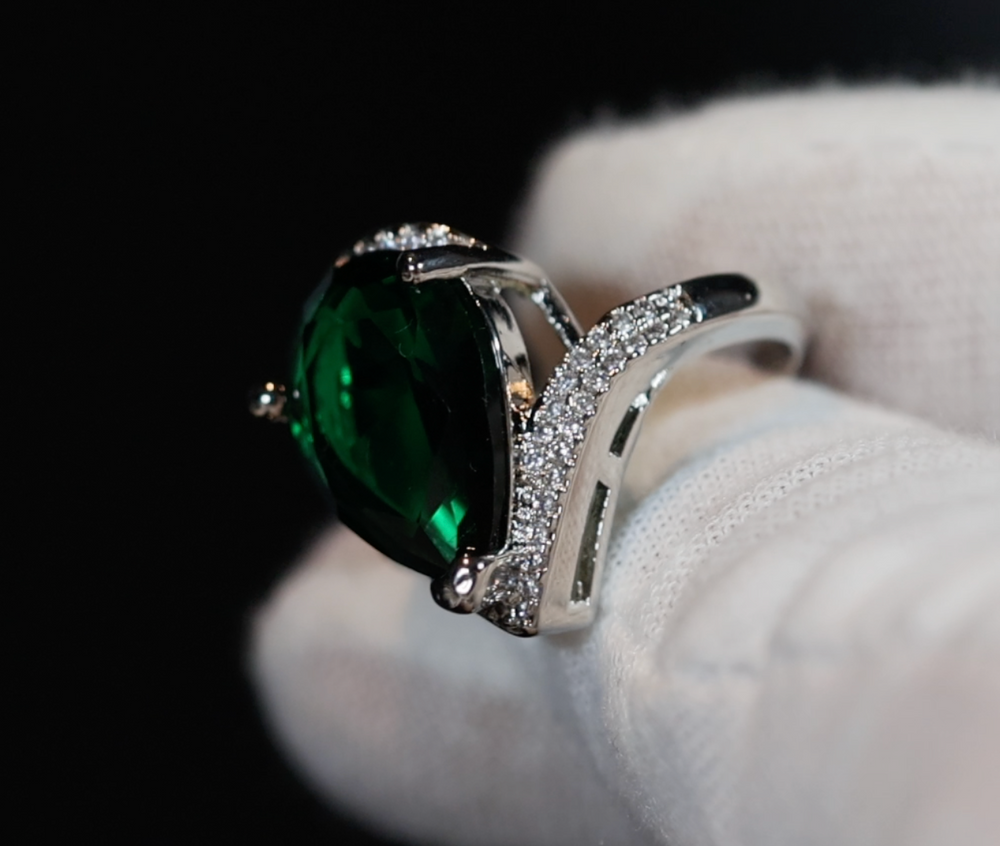 
            
                Load image into Gallery viewer, Green Diamond Ring | Green Diamond Engagement Ring
            
        