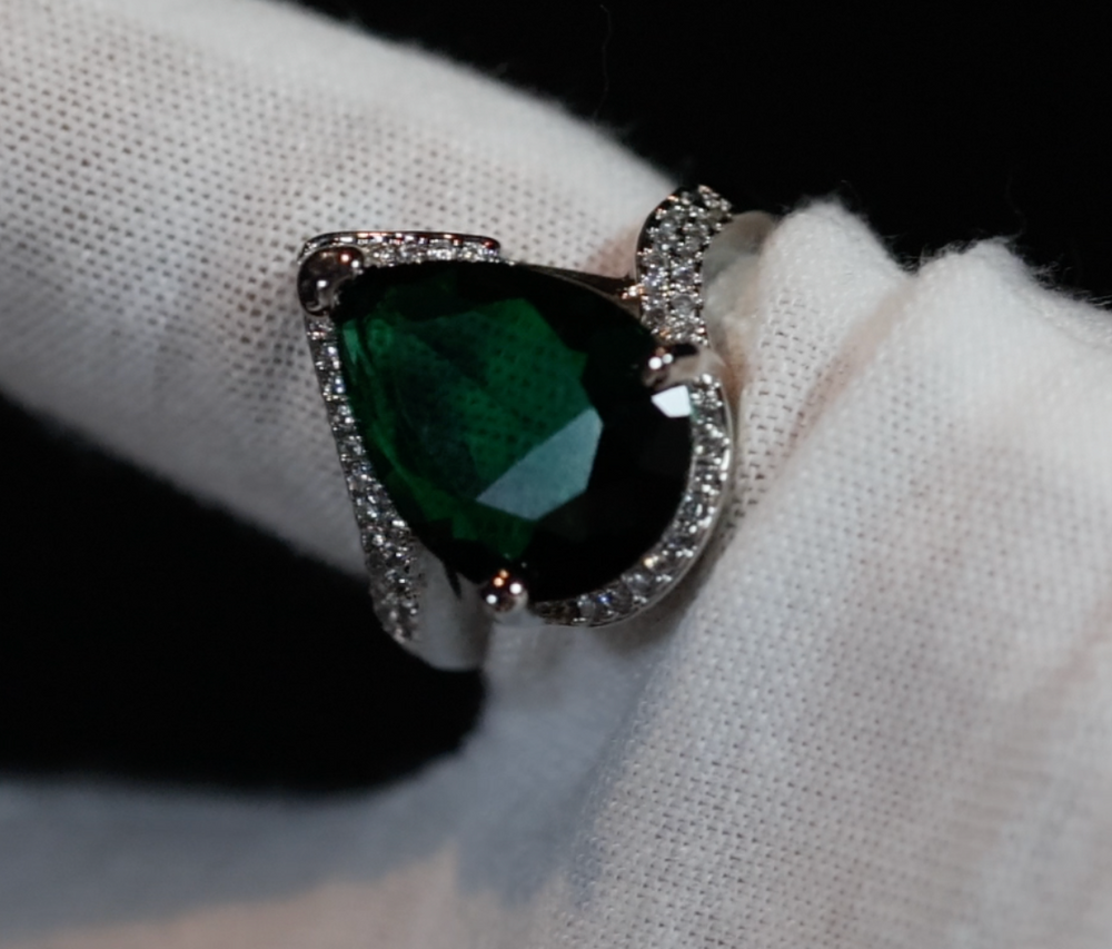 
            
                Load image into Gallery viewer, Green Diamond Ring | Green Diamond Engagement Ring
            
        