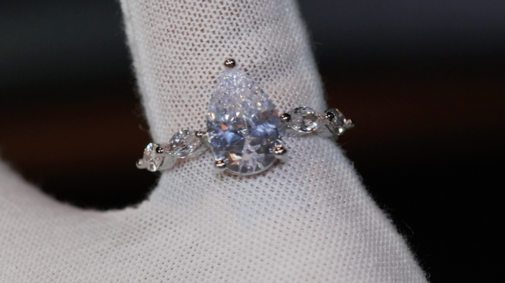 
            
                Load image into Gallery viewer, Pear cut diamond ring
            
        