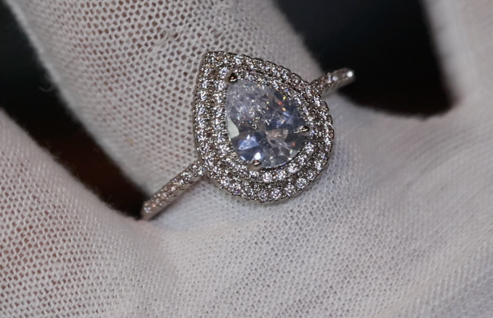 
            
                Load image into Gallery viewer, Pear cut diamond ring
            
        
