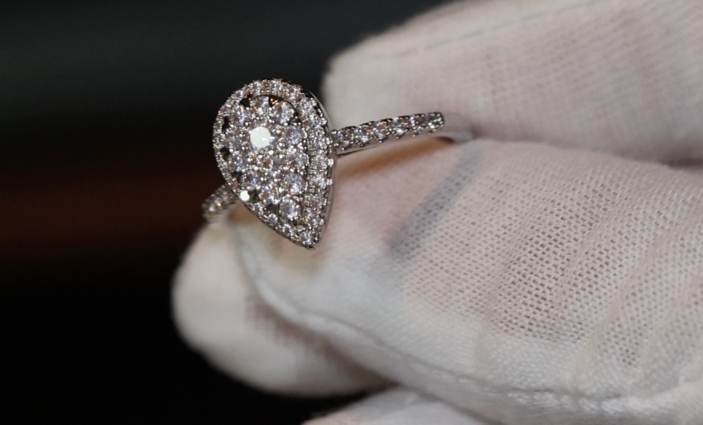 
            
                Load image into Gallery viewer, Teardrop Ring | Pear Shape Ring | Teardrop Engagement Ring | Pear Cut Diamond Ring
            
        