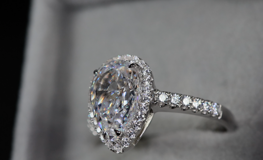 
            
                Load image into Gallery viewer, Pear Cut Diamond Ring
            
        