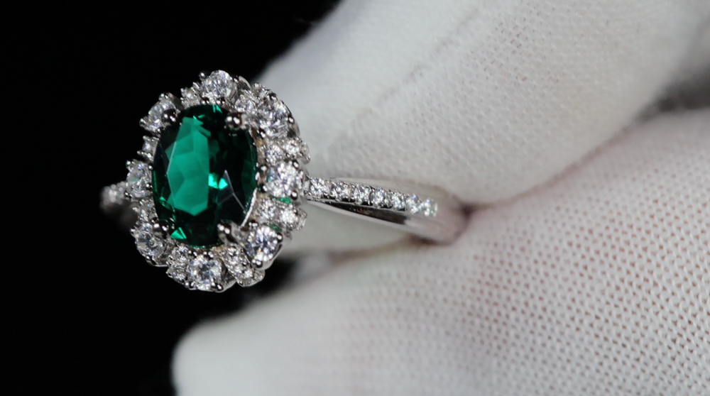
            
                Load image into Gallery viewer, Oval Cut Colombian Emerald Ring
            
        