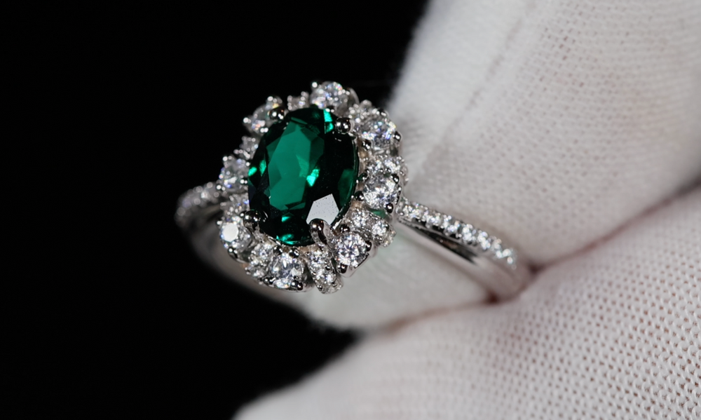 
            
                Load image into Gallery viewer, Lab Grown Colombian Emerald Ring
            
        