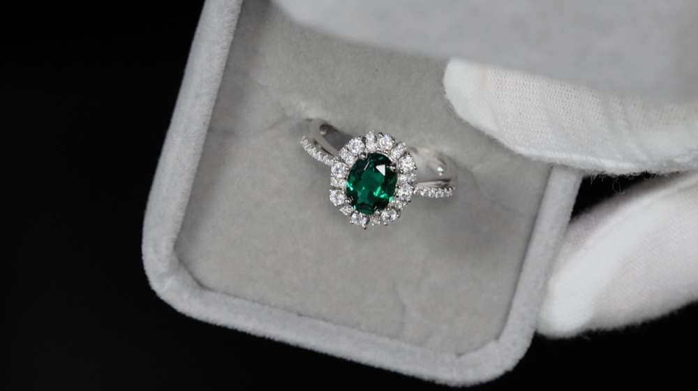 
            
                Load image into Gallery viewer, Womens Colombian Emerald Ring
            
        