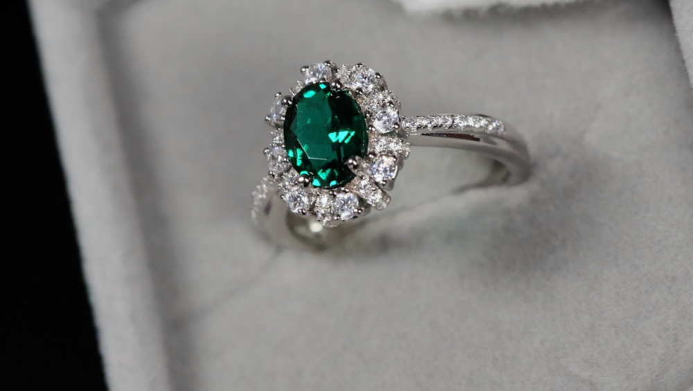 
            
                Load image into Gallery viewer, Womens Colombian Emerald Ring
            
        