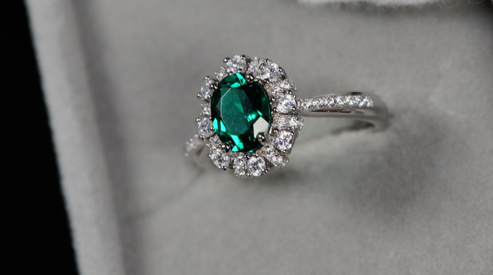 
            
                Load image into Gallery viewer, Womens Colombian Emerald Ring
            
        