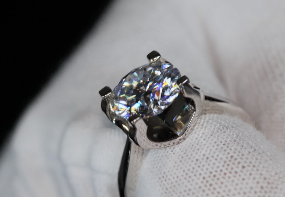 
            
                Load image into Gallery viewer, Womens Moissanite Diamond Engagement Ring
            
        