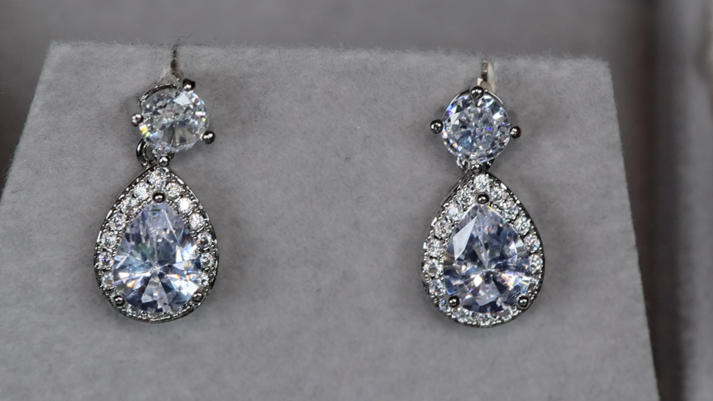 
            
                Load image into Gallery viewer, Pear cut diamond earrings
            
        
