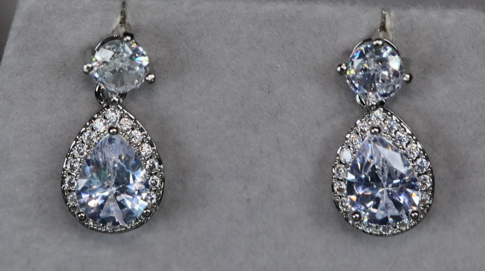 
            
                Load image into Gallery viewer, Pear cut diamond earrings
            
        