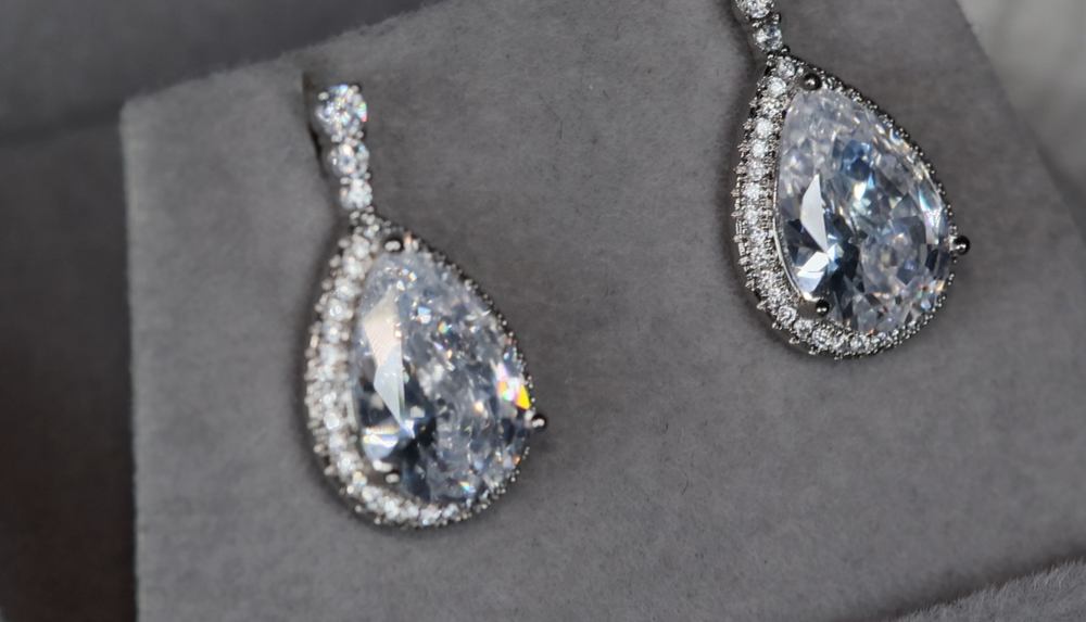 
            
                Load image into Gallery viewer, Pear cut diamond earrings
            
        