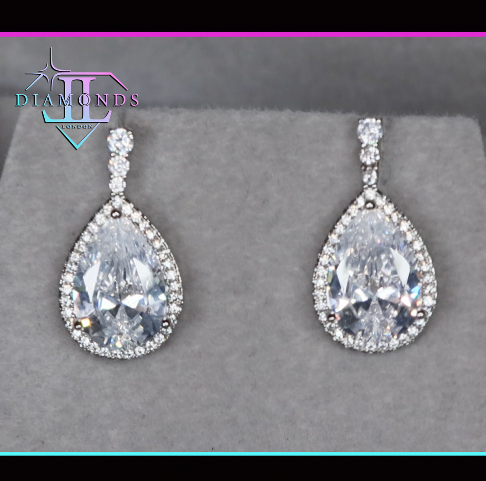 
            
                Load image into Gallery viewer, Pear cut diamond earrings
            
        