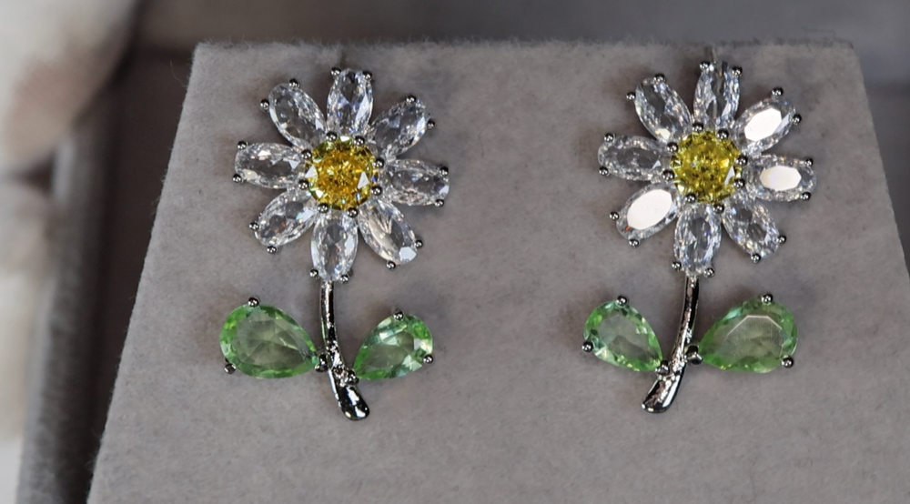 
            
                Load image into Gallery viewer, Flower Diamond Earrings
            
        