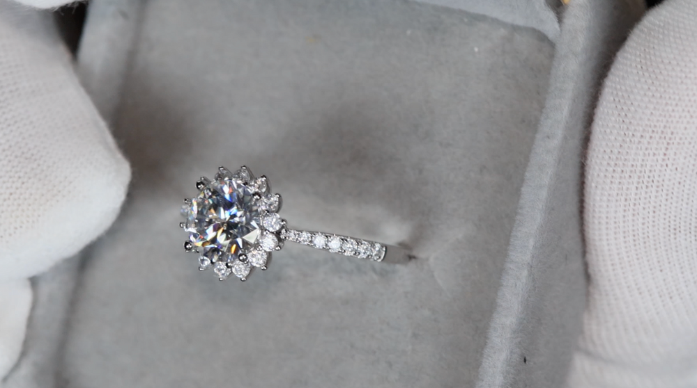 
            
                Load image into Gallery viewer, Womens Moissanite Engagement Rings
            
        