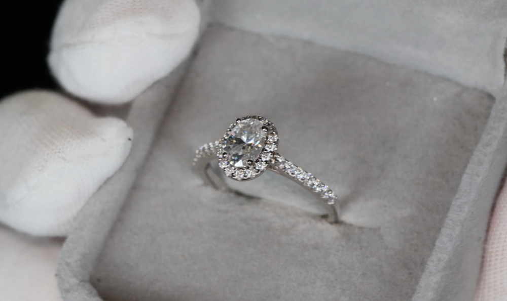 
            
                Load image into Gallery viewer, Womens Oval Moissanite Diamond Ring
            
        