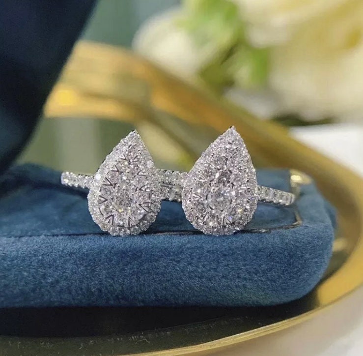 
            
                Load image into Gallery viewer, Teardrop Ring | Pear Shape Ring | Teardrop Engagement Ring | Pear Cut Diamond Ring
            
        