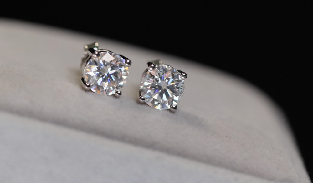 
            
                Load image into Gallery viewer, Moissanite Diamond Ear Studs
            
        