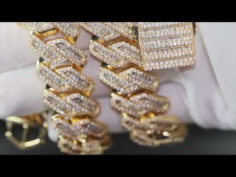 
            
                Load and play video in Gallery viewer, Men&amp;#39;s Gold Cuban Link Chain
            
        