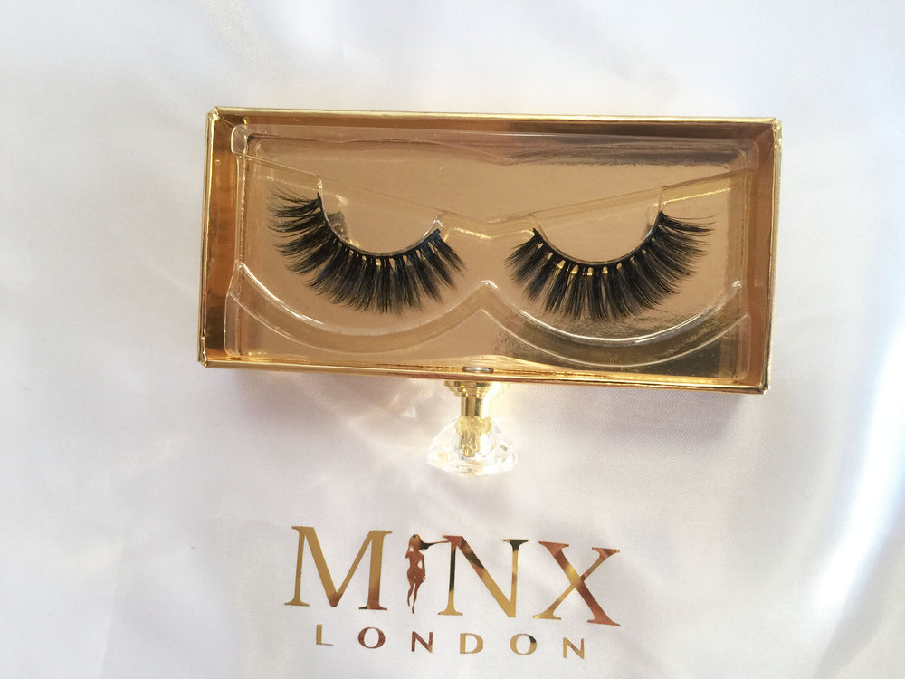
            
                Load image into Gallery viewer, Vegan Lashes in luxury packaging
            
        