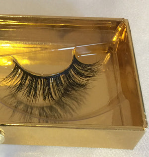 
            
                Load image into Gallery viewer, Mink-lashes-in-gold-box
            
        
